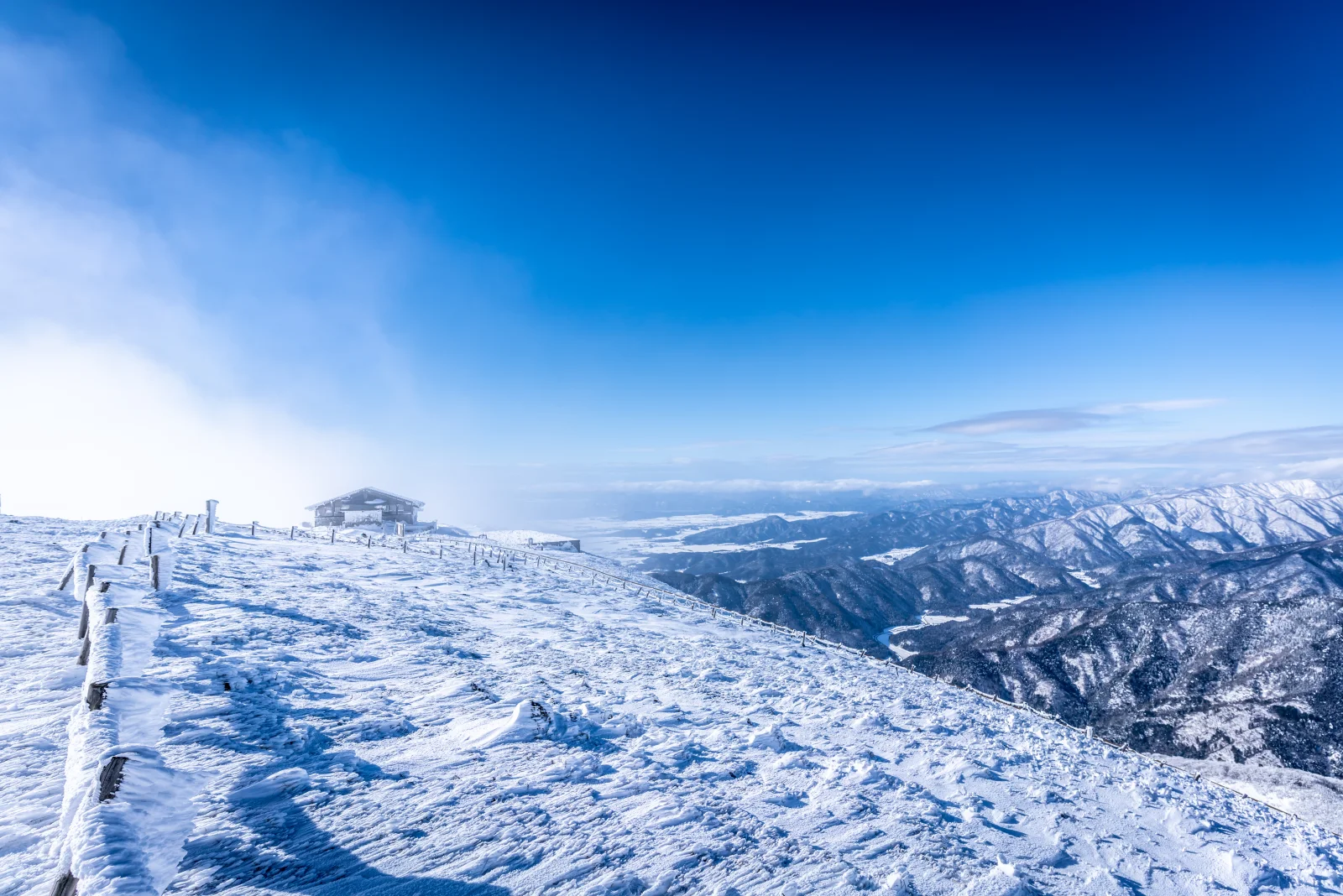 雪山の稜線と山小屋