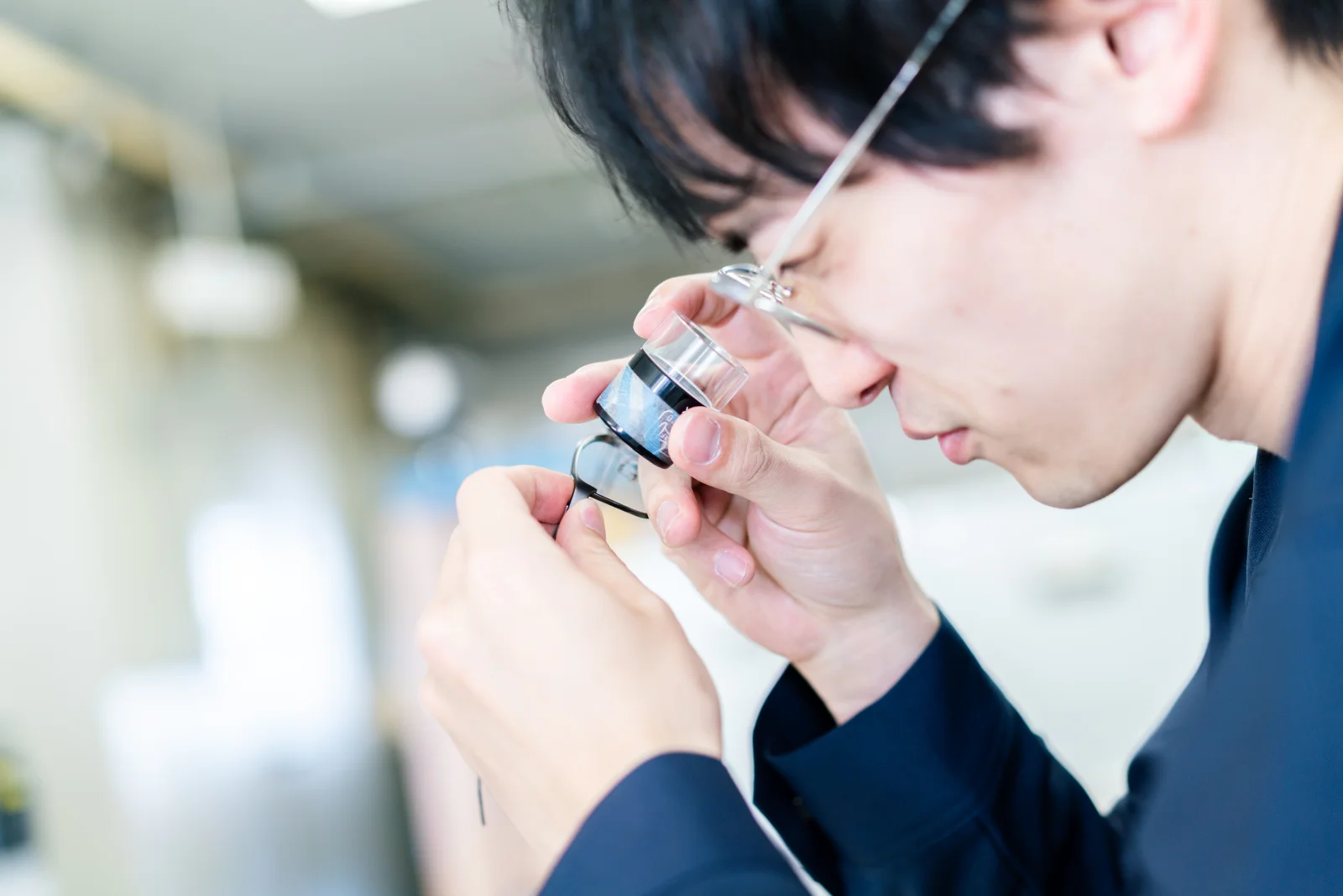 眼鏡フレームの検品作業の撮影